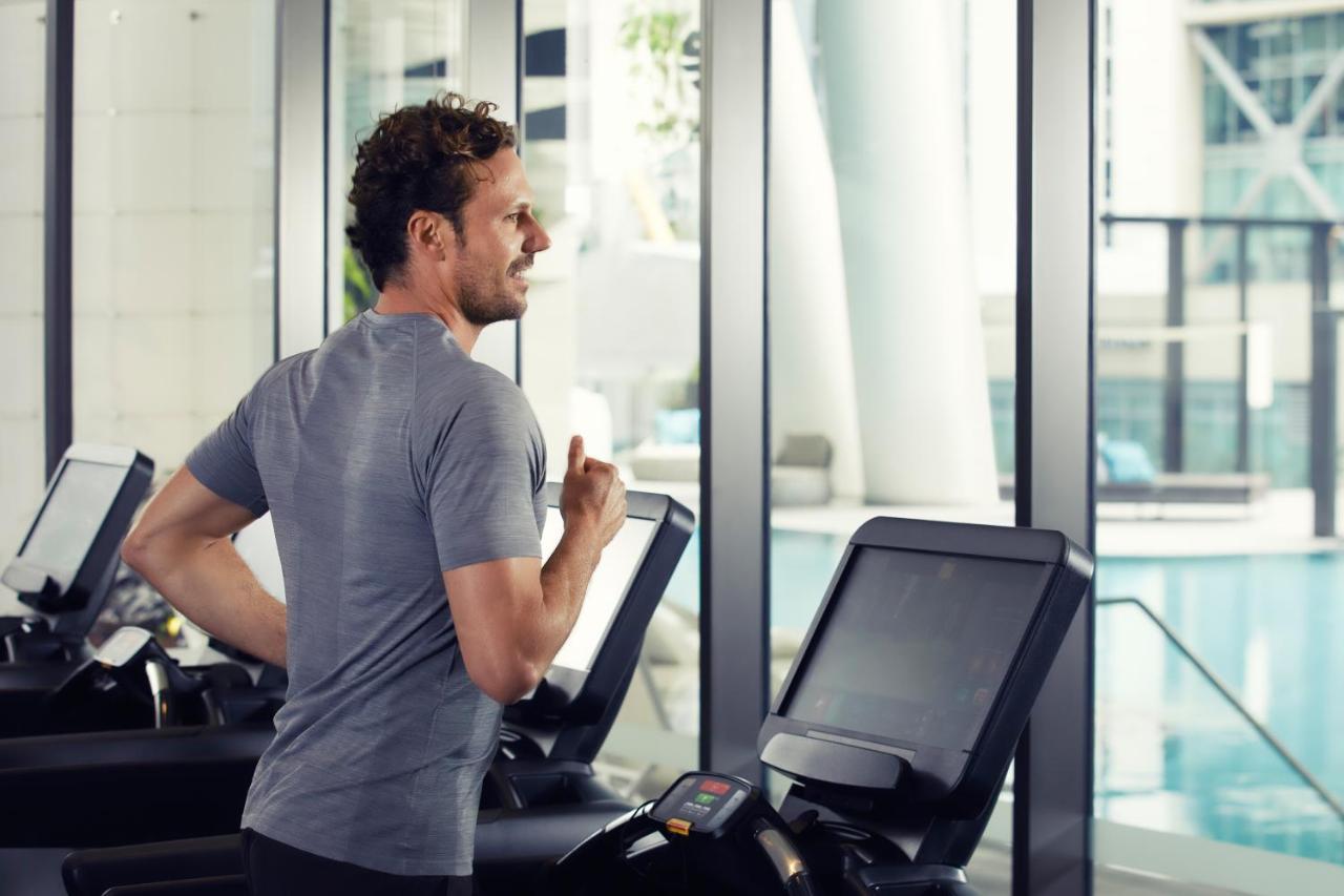Hotel The Westin Brisbane Extérieur photo A man on a treadmill