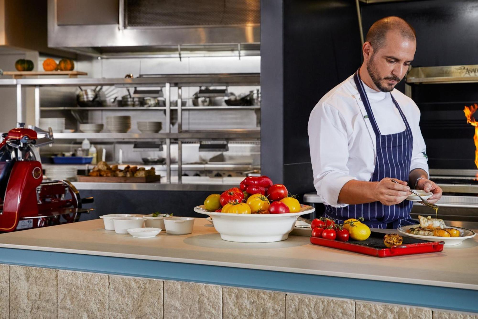 Hotel The Westin Brisbane Extérieur photo A chef preparing food