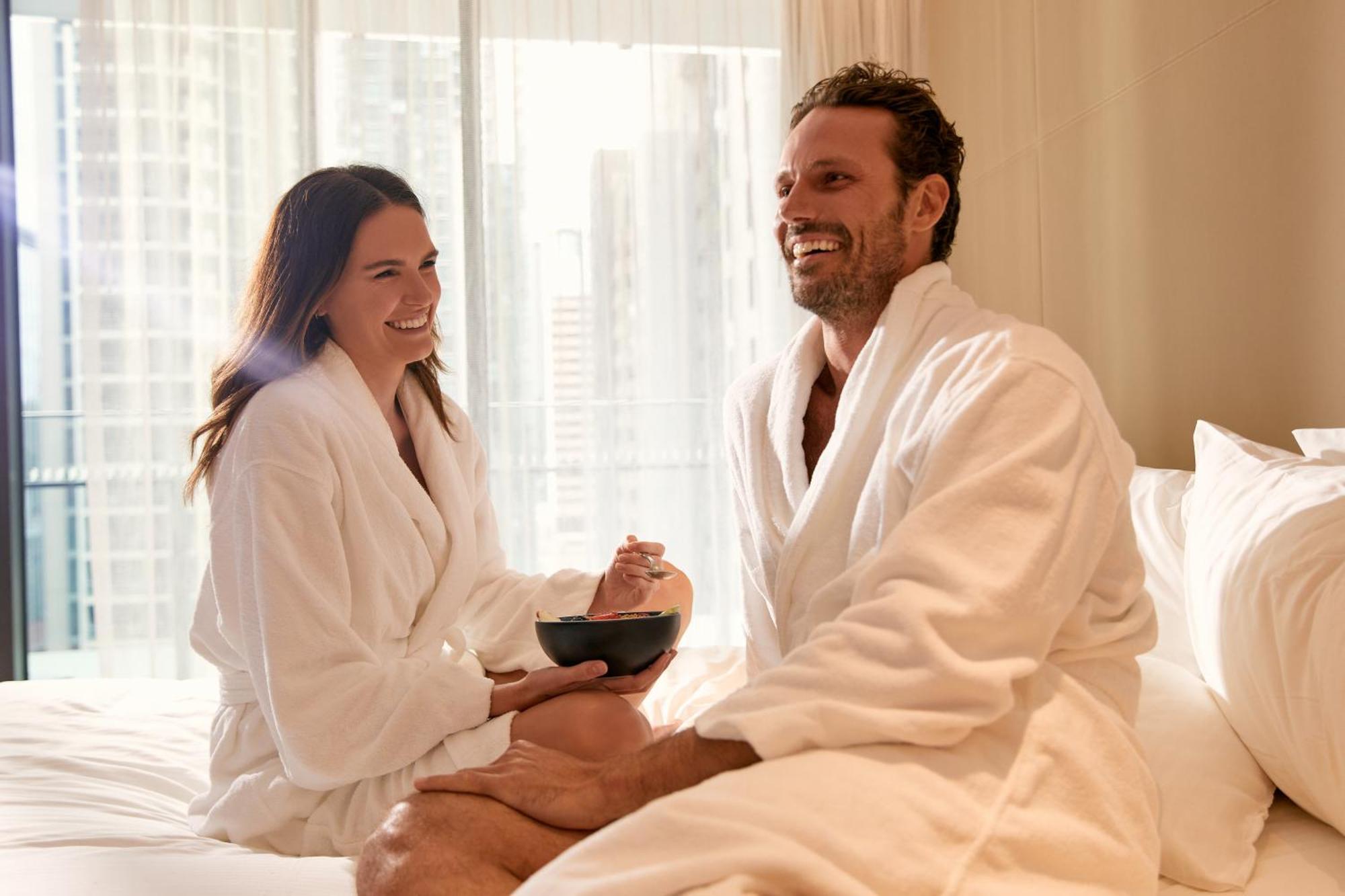 Hotel The Westin Brisbane Extérieur photo A couple wearing bathrobes